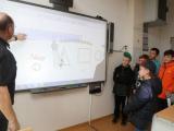 Axel Krötzsch lehrt unter anderem Informatik an der Ciervisti-Schule und zeigt den künftigen Schülern, was ein Whiteboard alles kann.