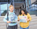 Fabiana und Brian verteilten die Schülerzeitung "Q-rage" an die Besucher.
