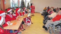 So viele Weihnachtsmänner (...frauen) gab es schon lange nicht in der Zerbster Ganztagsschule.