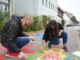Naid und Veronika geben ihrem Graffiti den letzten Schliff. Auffällig sind vor allem die knalligen Farben.