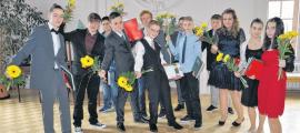 Schüler der Klasse 8d der Zerbster Ganztagsschule Ciervisti zeigten sich nach der gelungenen Feierstunde in der Stadthalle erleichtert.