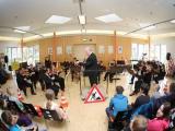 Die Schönebecker Philharmoniker spielten gestern in der Aula der Sekundarschule Ciervisti ein Konzert. Dabei zeigten sie den Jungen und Mädchen der fünften und sechsten Klasse, wie ein Orchester aufgebaut ist.