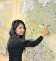 Die 15-jährige Bahar zeigt auf der Landkarte ihre neue Heimatstadt Zerbst.