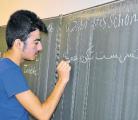 Der 14-jährige Mohammed schreibt an die Tafel auf deutsch und auf arabisch: "In Zerbst ist es schön".