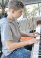 Am Klavier spielte Ian Gerhard Liste aus der Klasse 6c.