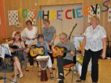 Das Lehrerensemble der Sekundarschule Ciervisti eröffnete mit einer musikalischen Darbietung die Feierlichkeiten. Lehrer und Schüler hatten zum zehnten Schulgeburtstag in die Aula eingeladen und ein tolles Programm für die Gäste vorbereitet.