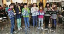 Mit einem kleinen Kulturprogramm - hier die Darbietung der Flötengruppe - eröffneten die Schüler der Zerbster Ciervisti-Ganztagsschule ihre Ausstellung im Schalterraum der Kreissparkasse.
