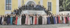 Das obligatorische Gruppenfoto auf der Treppe vor der Zerbster Stadthalle zeigt alle 85 Schüler des Ciervisti-Abschlussjahrgangs 2018.
