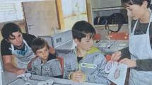 Im Chemieraum der Ganztagsschule zeigten Luca und Lukas den Kindern Leon und Andre, wie die Farbzerlegung funktioniert.