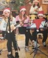 Natürlich waren auch beliebte Weihnachtslieder wie "Jingle Bells", hier gespielt von der Ukulele-Band der Schule, zu hören.