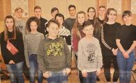 Das Foto zeigt die anwesenden Schüler, die als Beste ihrer Klassen in der schulinternen Mathematikolympiade der Zerbster Ganztagsschule Ciervisti geehrt wurden.