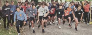 Eine Strecke von 3000 Metern absolvierten die Jungen der 7. und 8. Klassen beim Ciervisti-Lauf, die hier gerade starten.
