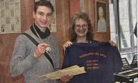 Zum dritten Mal errang Filip Antonowicz den Titel "Mathematiker des Jahres" in Silber. Lehrerin Andrea Schulze überreichte ihm das T-Shirt, das es dafür gibt.