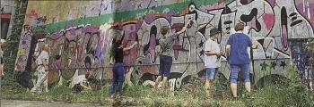 Zu den vielfältigen Aufgaben der Schulsozialarbeiter gehört die Organisation von Ferienangeboten. In den Sommerferien konnten sich die Schüler unter anderem im Graffiti- und Streetart-Projekt auf dem Berliner Teufelsberg sprühend verewigen.